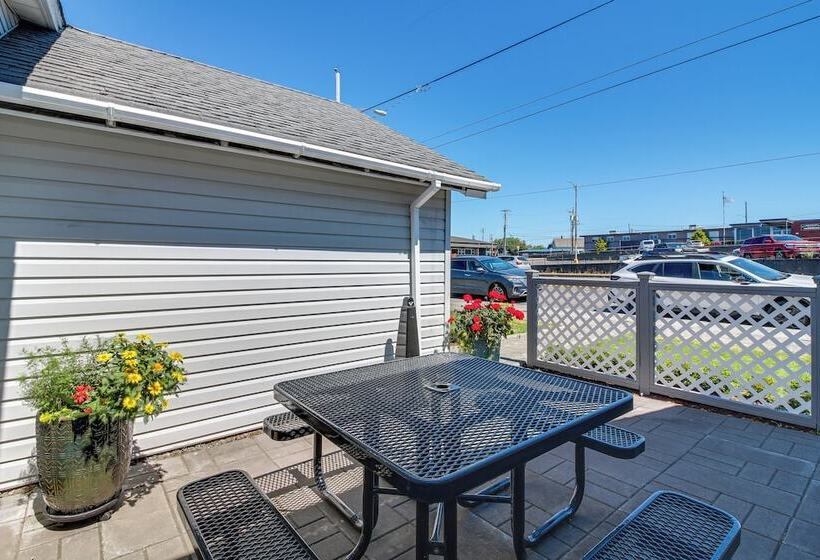 North Bend Home W/ Cornhole Court & Putting Green