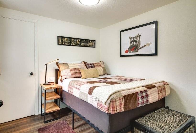 North Bend Home W/ Cornhole Court & Putting Green