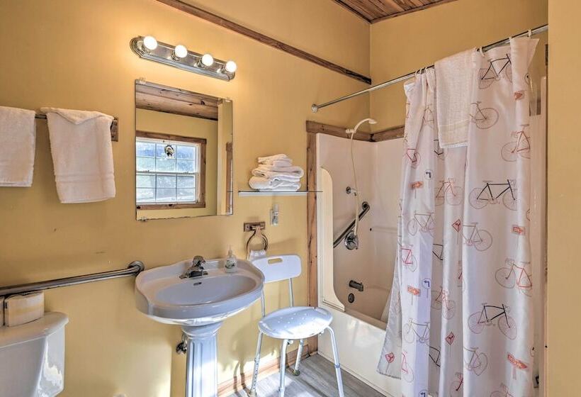 North Carolina Retreat W/ Hot Tub, Deck & Fire Pit