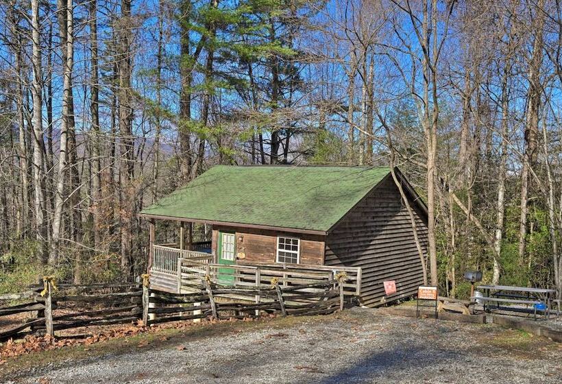 North Carolina Retreat W/ Hot Tub, Deck & Fire Pit