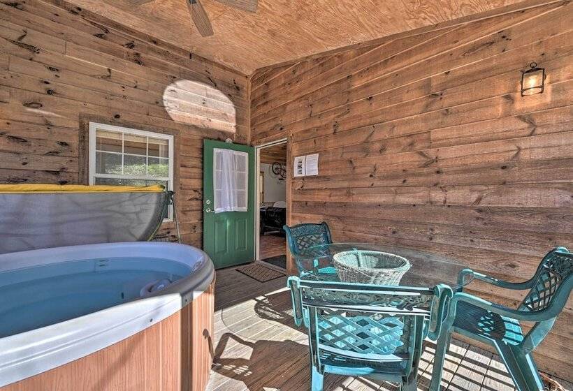 North Carolina Retreat W/ Hot Tub, Deck & Fire Pit