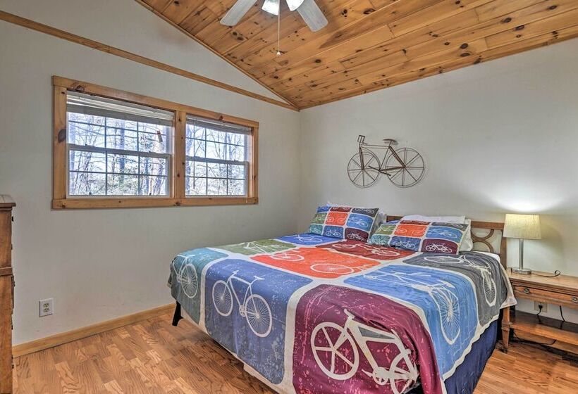 North Carolina Retreat W/ Hot Tub, Deck & Fire Pit