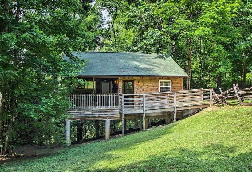 North Carolina Retreat W/ Hot Tub, Deck & Fire Pit