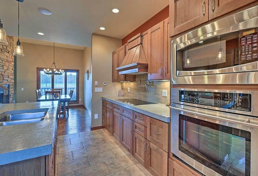 Northern Bay Resort Home   Half Mi To Lake!