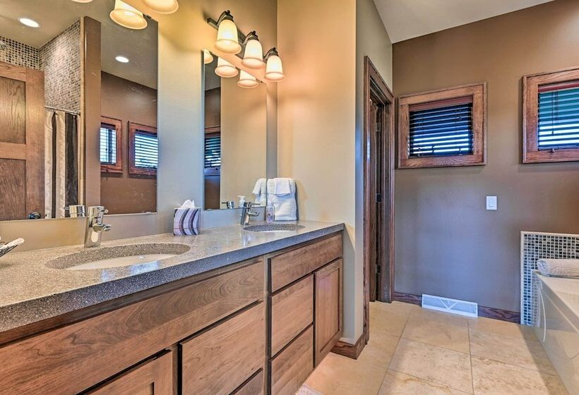 Northern Bay Resort Home   Half Mi To Lake!