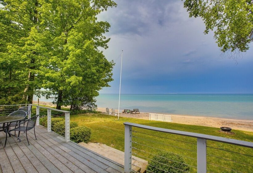 Getaway On Crystal Clear Lake: Main & Guest House!