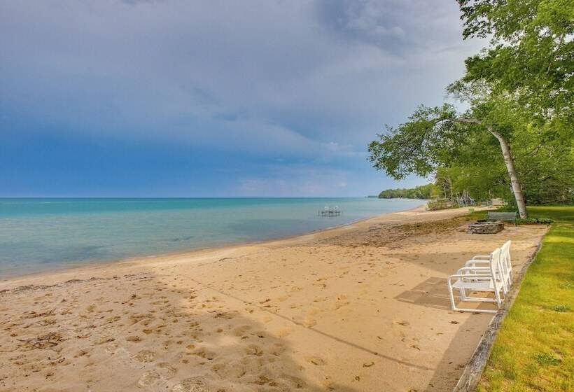 Getaway On Crystal Clear Lake: Main & Guest House!