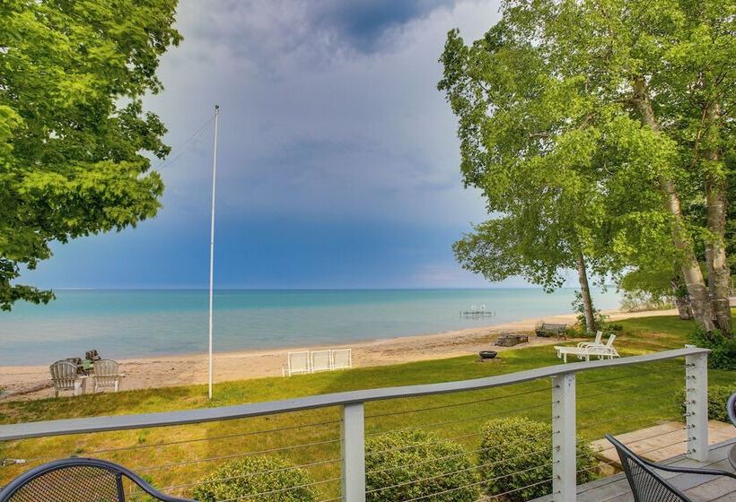 Getaway On Crystal Clear Lake: Main & Guest House!