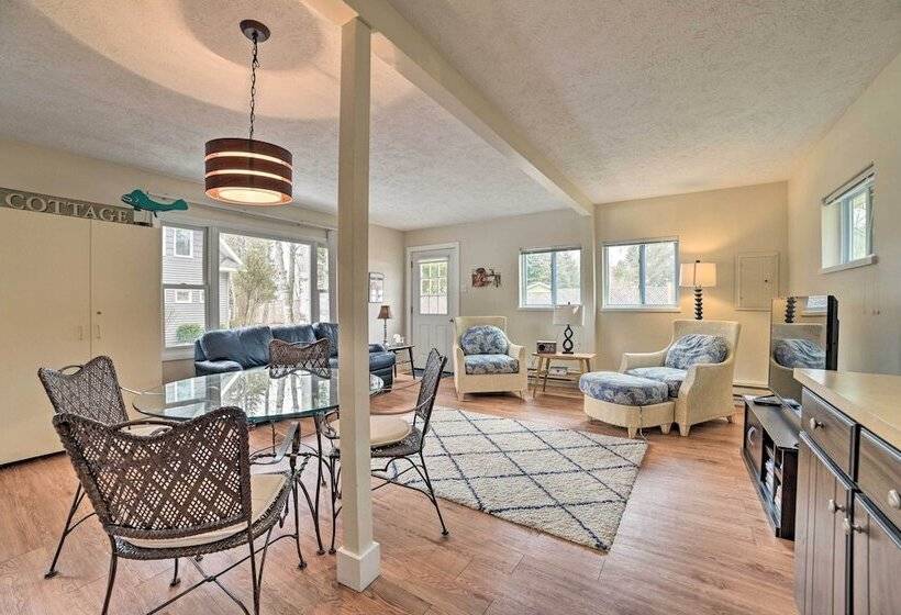 Getaway On Crystal Clear Lake: Main & Guest House!