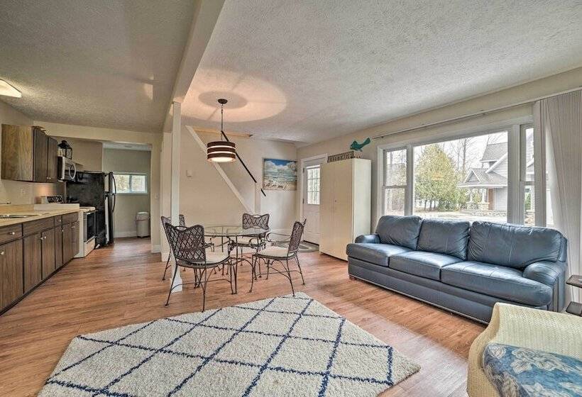 Getaway On Crystal Clear Lake: Main & Guest House!