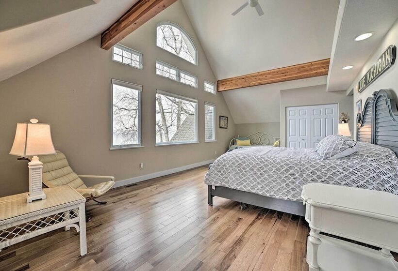 Getaway On Crystal Clear Lake: Main & Guest House!