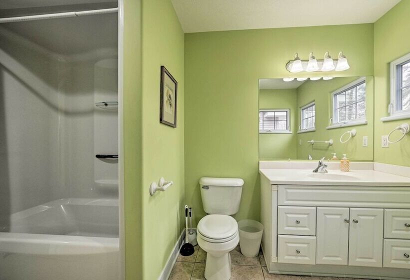 Getaway On Crystal Clear Lake: Main & Guest House!