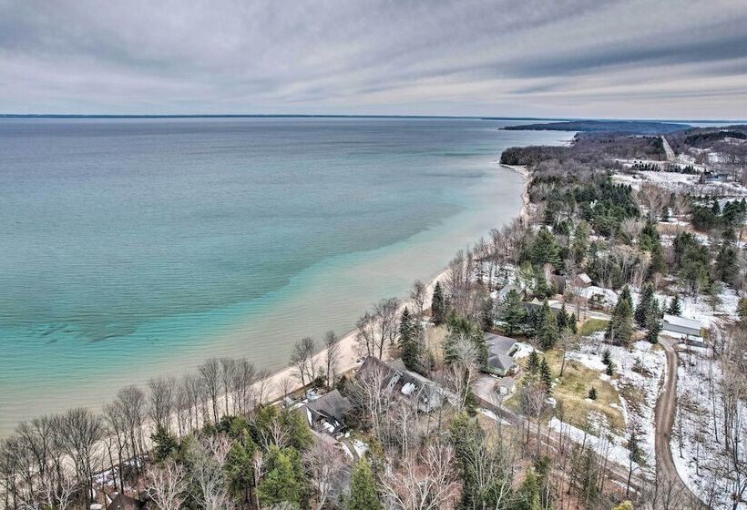 Getaway On Crystal Clear Lake: Main & Guest House!