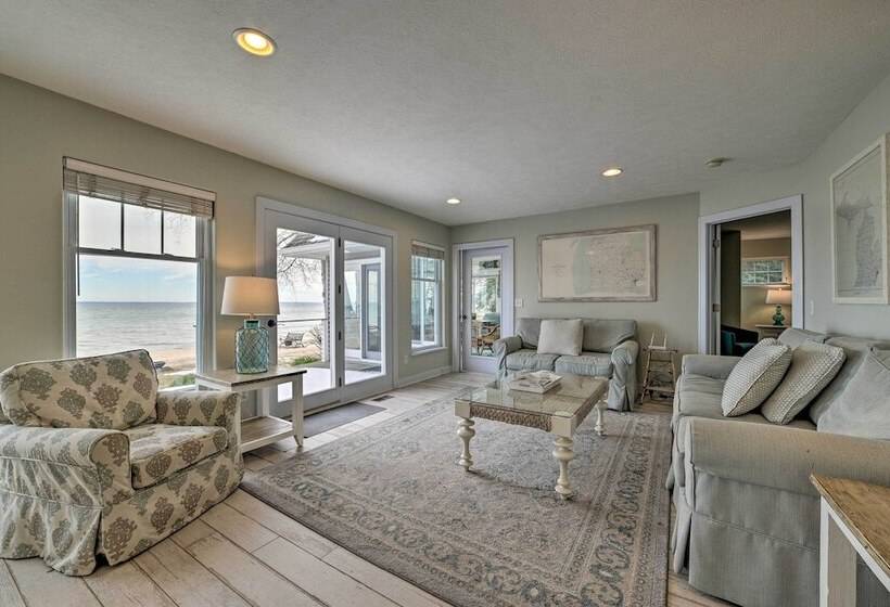 Getaway On Crystal Clear Lake: Main & Guest House!