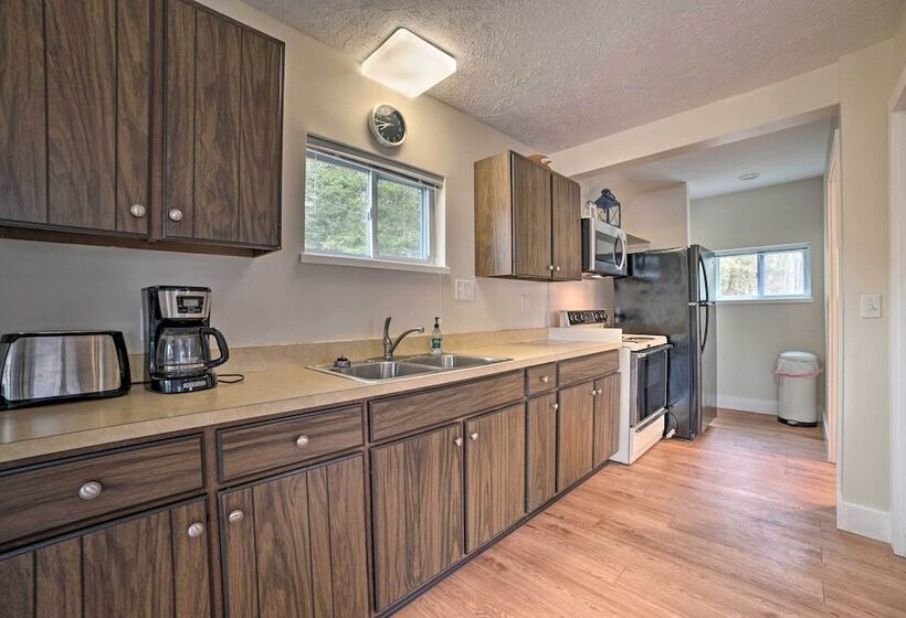 Getaway On Crystal Clear Lake: Main & Guest House!