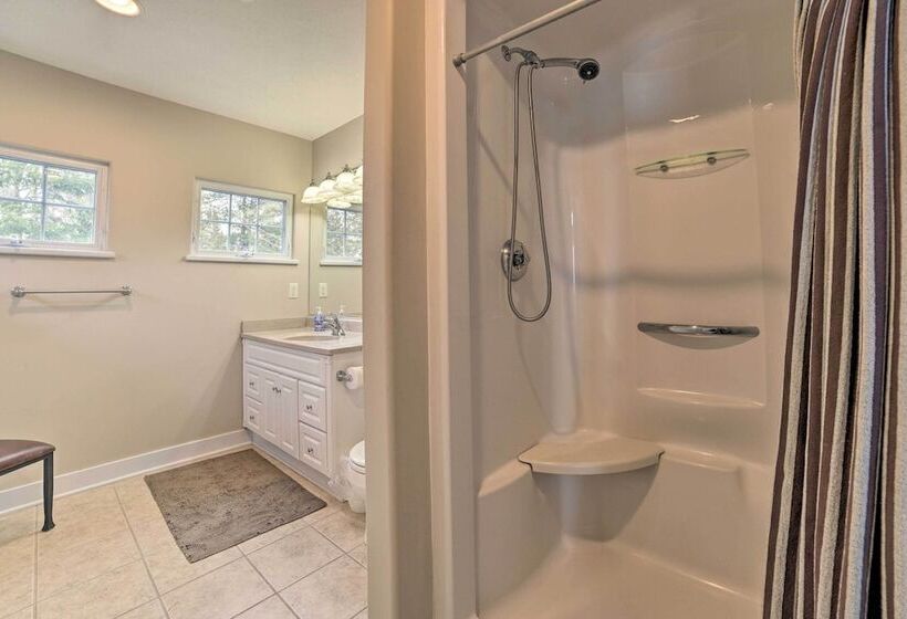 Getaway On Crystal Clear Lake: Main & Guest House!