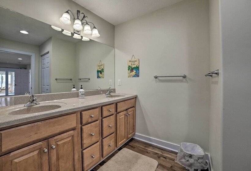 Getaway On Crystal Clear Lake: Main & Guest House!