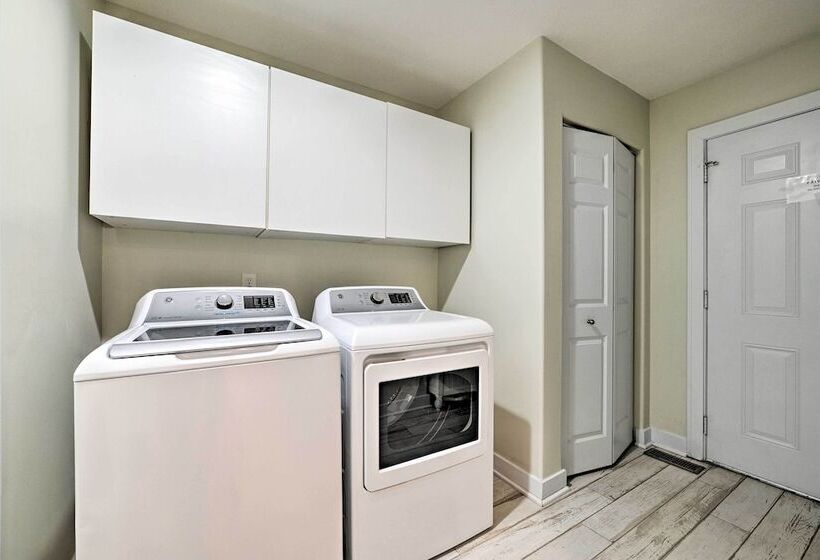 Getaway On Crystal Clear Lake: Main & Guest House!