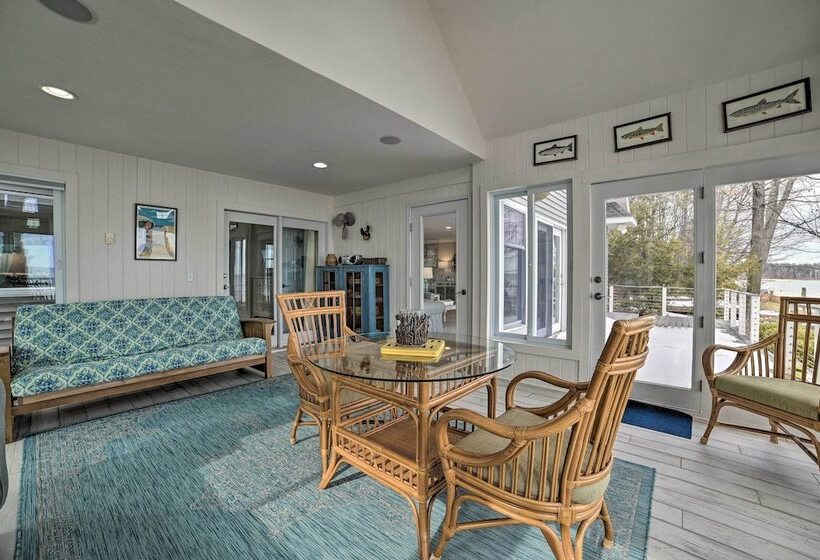 Getaway On Crystal Clear Lake: Main & Guest House!