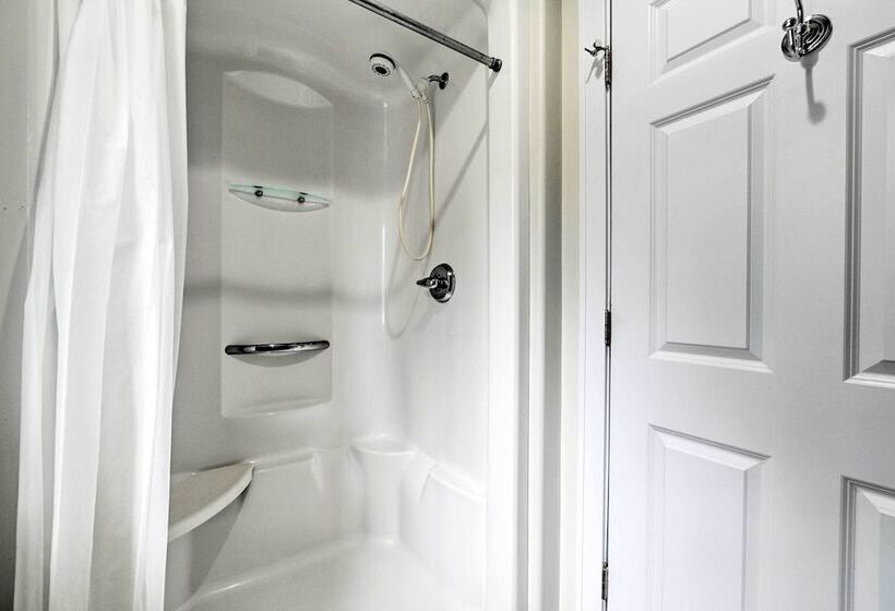 Getaway On Crystal Clear Lake: Main & Guest House!