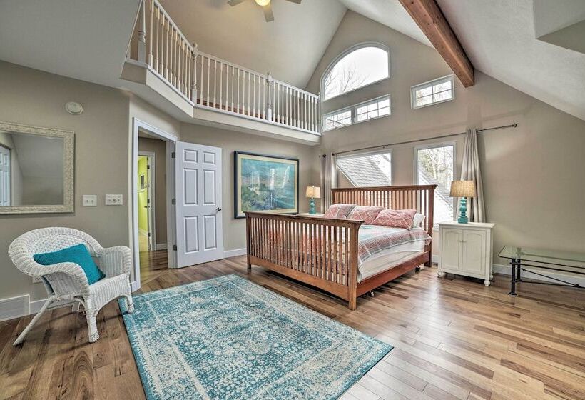 Getaway On Crystal Clear Lake: Main & Guest House!