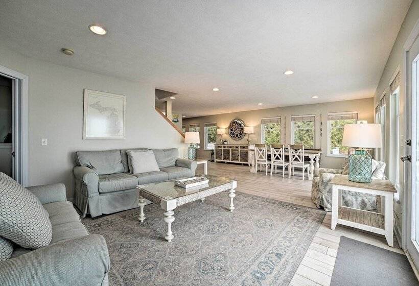 Getaway On Crystal Clear Lake: Main & Guest House!