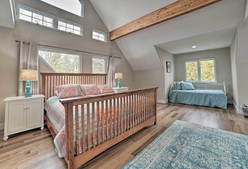 Getaway On Crystal Clear Lake: Main & Guest House!