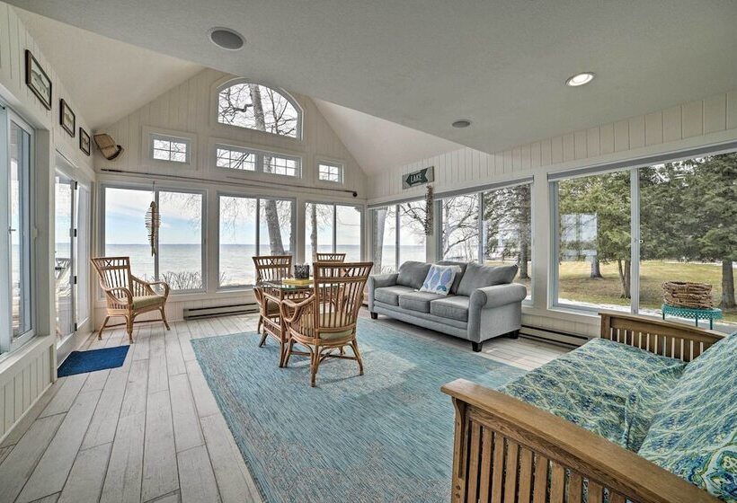 Getaway On Crystal Clear Lake: Main & Guest House!