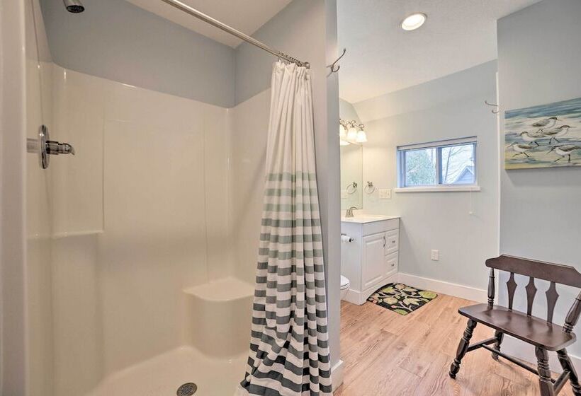 Getaway On Crystal Clear Lake: Main & Guest House!