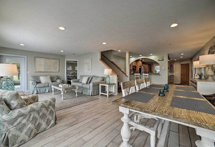 Getaway On Crystal Clear Lake: Main & Guest House!