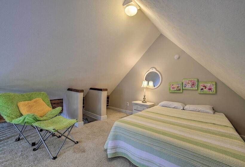 Getaway On Crystal Clear Lake: Main & Guest House!