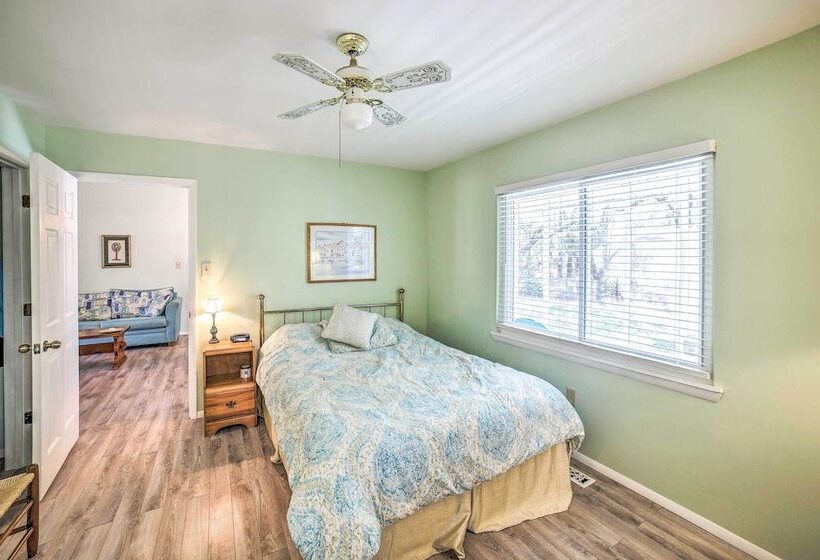 Oak Island Home W/ Yard < 1 Mi To The Beach!