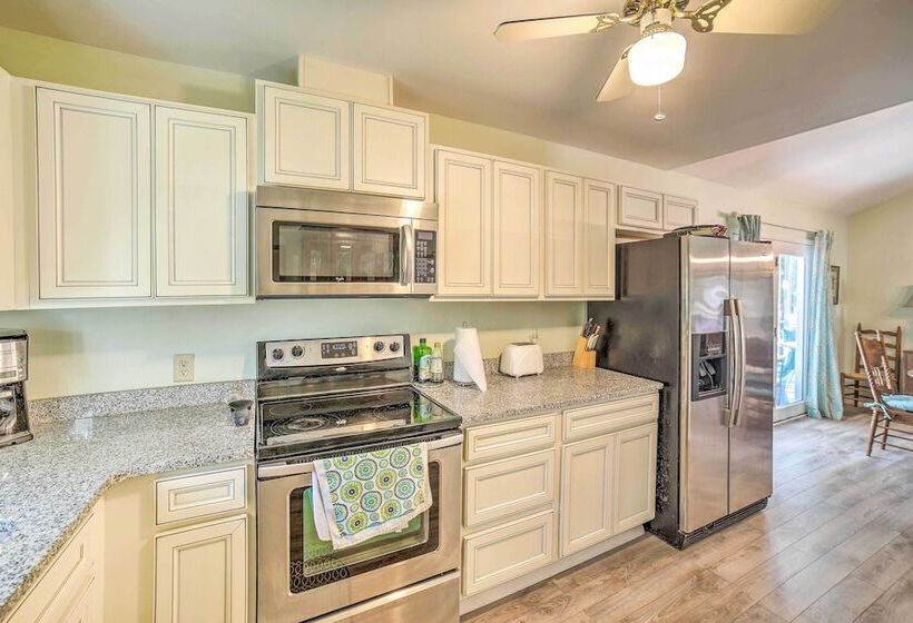 Oak Island Home W/ Yard < 1 Mi To The Beach!