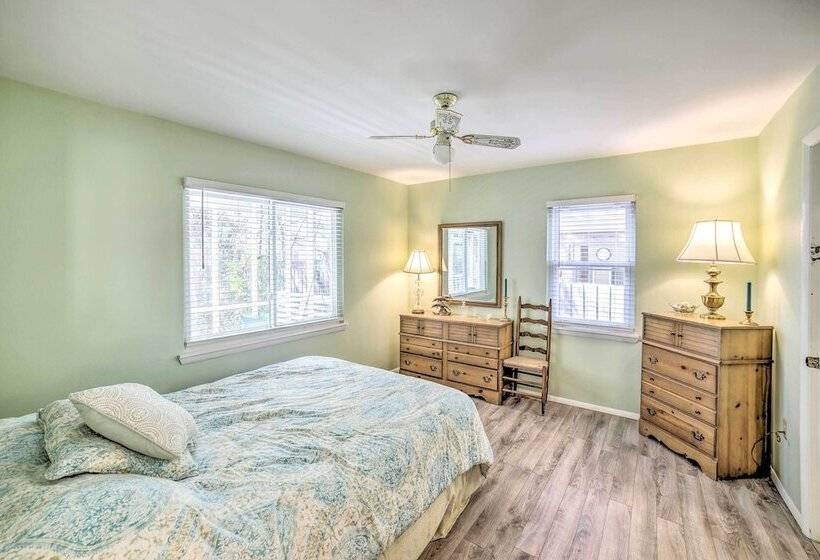 Oak Island Home W/ Yard < 1 Mi To The Beach!