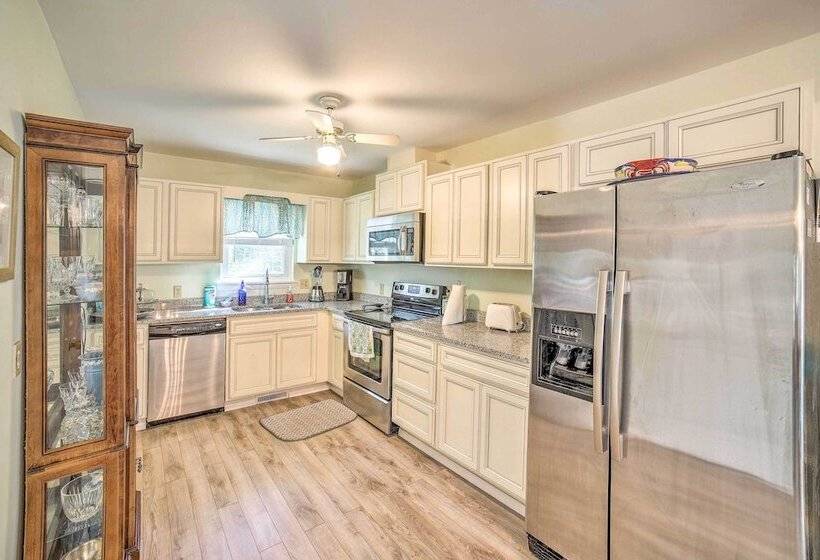 Oak Island Home W/ Yard < 1 Mi To The Beach!