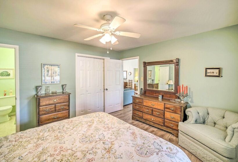 Oak Island Home W/ Yard < 1 Mi To The Beach!