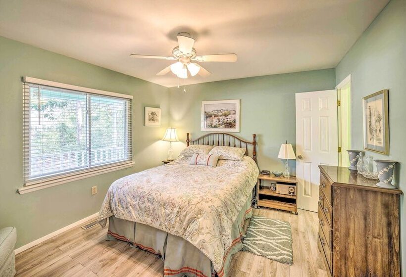 Oak Island Home W/ Yard < 1 Mi To The Beach!