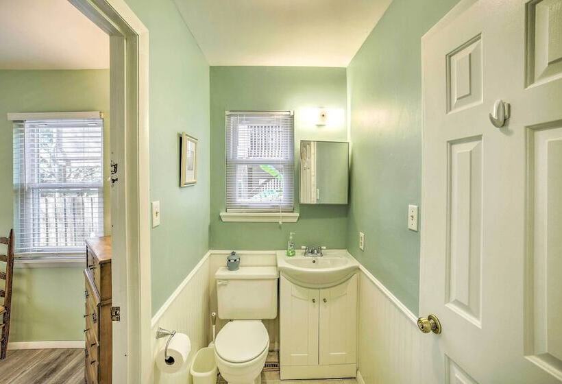 Oak Island Home W/ Yard < 1 Mi To The Beach!