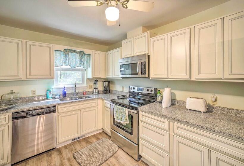 Oak Island Home W/ Yard < 1 Mi To The Beach!