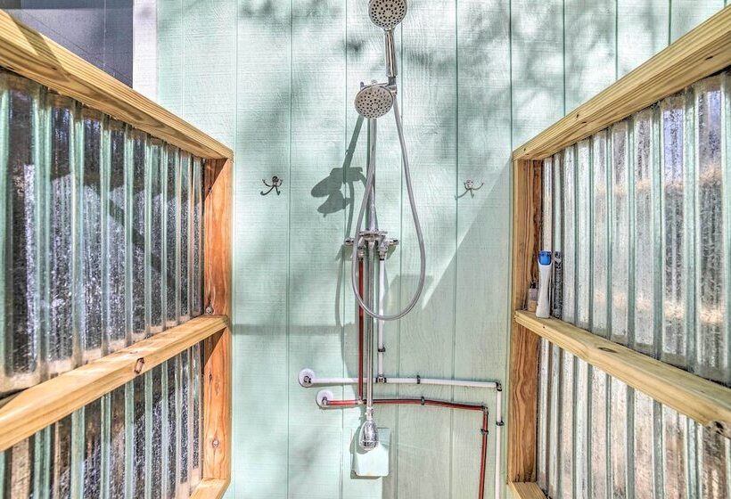 Oak Island Home W/ Yard < 1 Mi To The Beach!