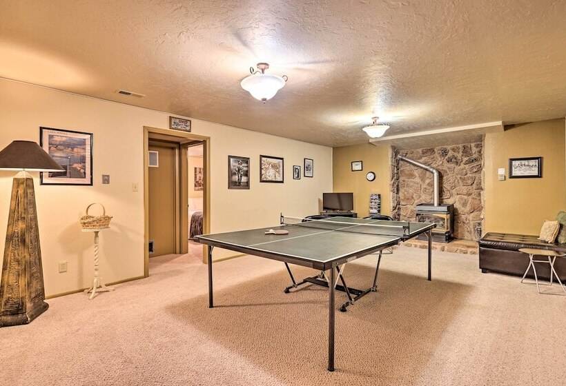 Parowan Escape With 2 Game Rooms, Deck & Yard!