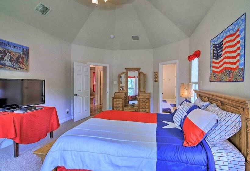 12 Mi To Lake Dunlap: Family Escape W/ Games