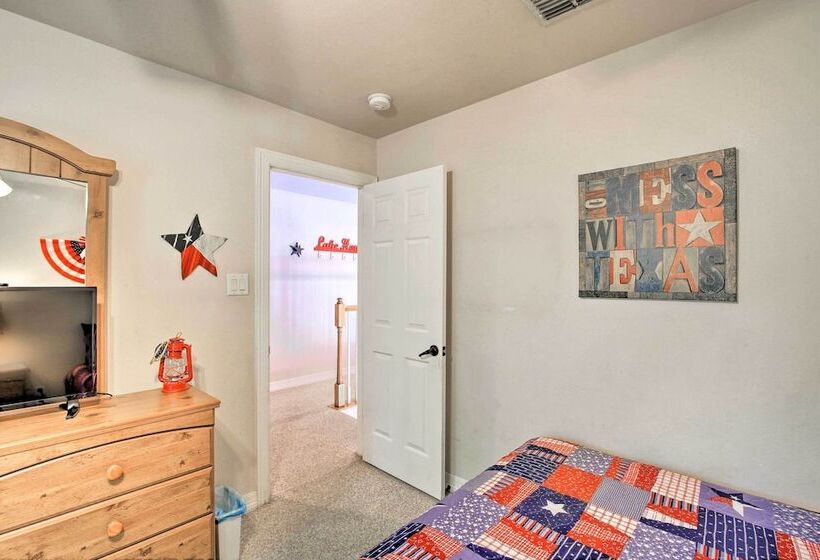 12 Mi To Lake Dunlap: Family Escape W/ Games