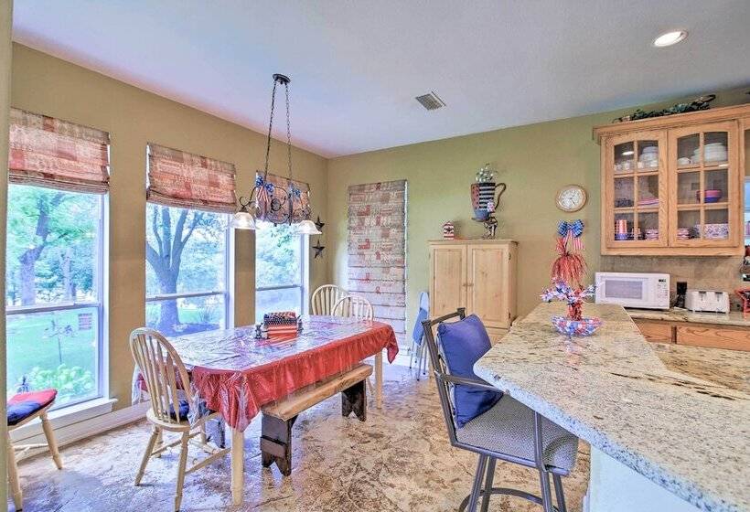 12 Mi To Lake Dunlap: Family Escape W/ Games