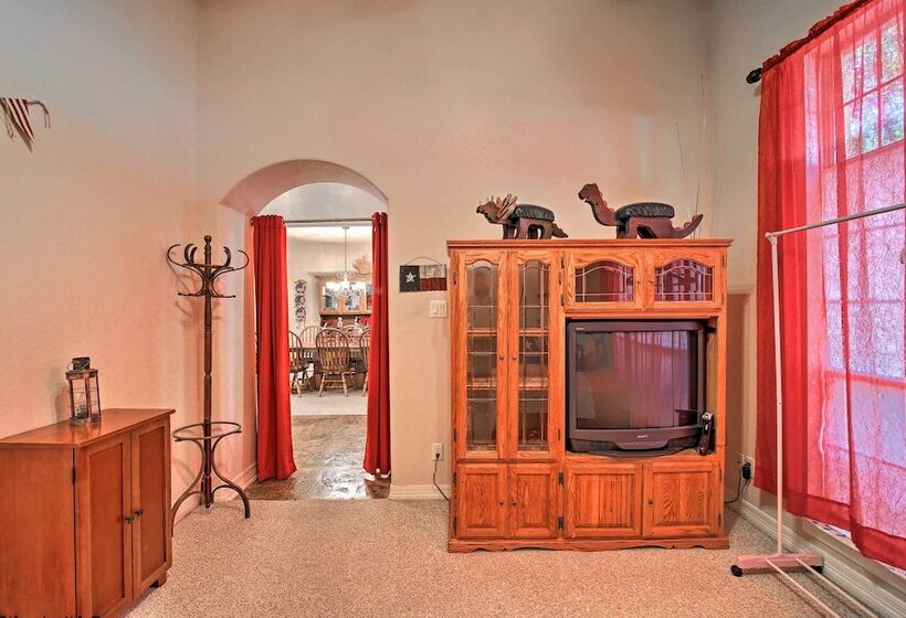 12 Mi To Lake Dunlap: Family Escape W/ Games