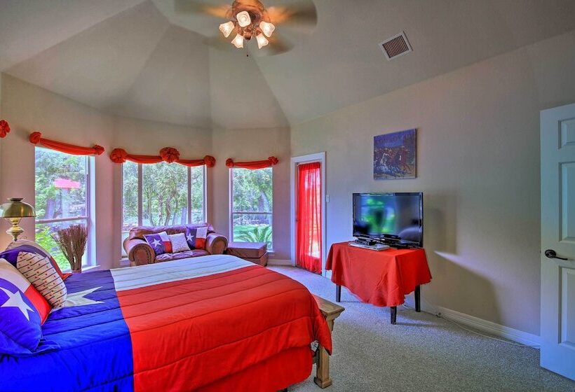 12 Mi To Lake Dunlap: Family Escape W/ Games