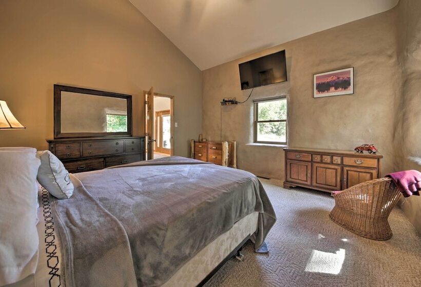 Peaceful Custom Carbondale Home W/ Pool, Near Siu!