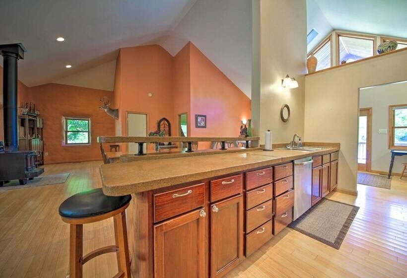 Peaceful Custom Carbondale Home W/ Pool, Near Siu!