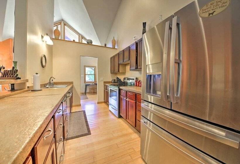 Peaceful Custom Carbondale Home W/ Pool, Near Siu!