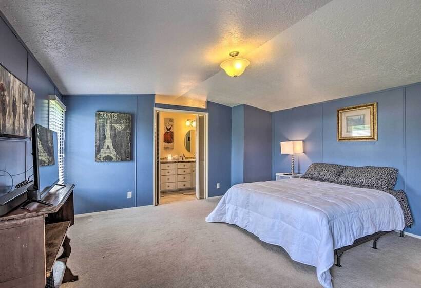 Peaceful Mi Home On 1 Acre: Pets Welcome!